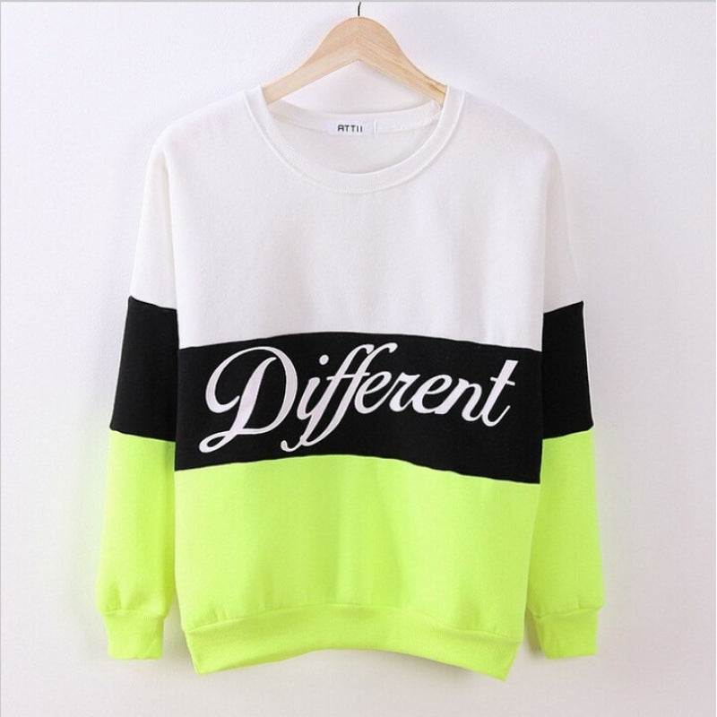 Sweat-shirt sportif pour femmes avec des rayures en bloc créatives et une écriture décontractée Chic & Stil