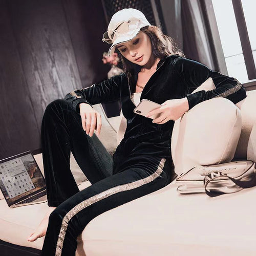 Women's sporty fleece loungewear set with glittering accents Chic & Stil