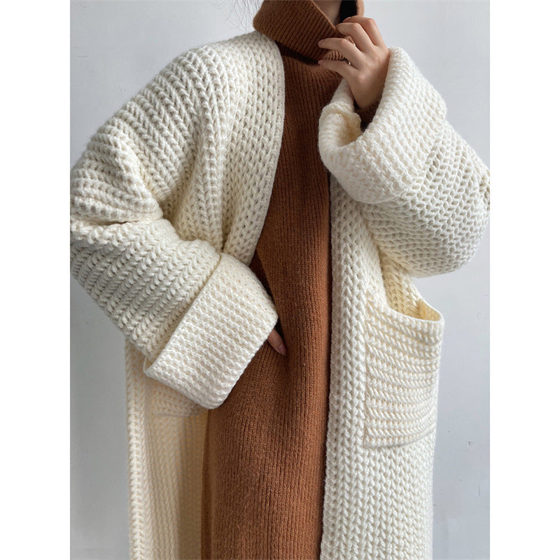 Women chunky knit with practical pockets and trendy embossed pattern Lune London