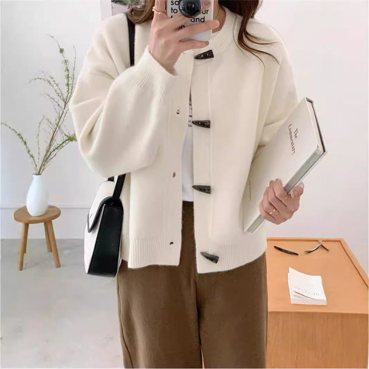 Cardigan pour femmes avec des détails de boutons élégants Chic & Stil