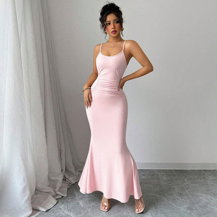 Robe maxi ajustée pour femme avec des bretelles spaghetti et un design drapé sophistiqué Chic & Stil