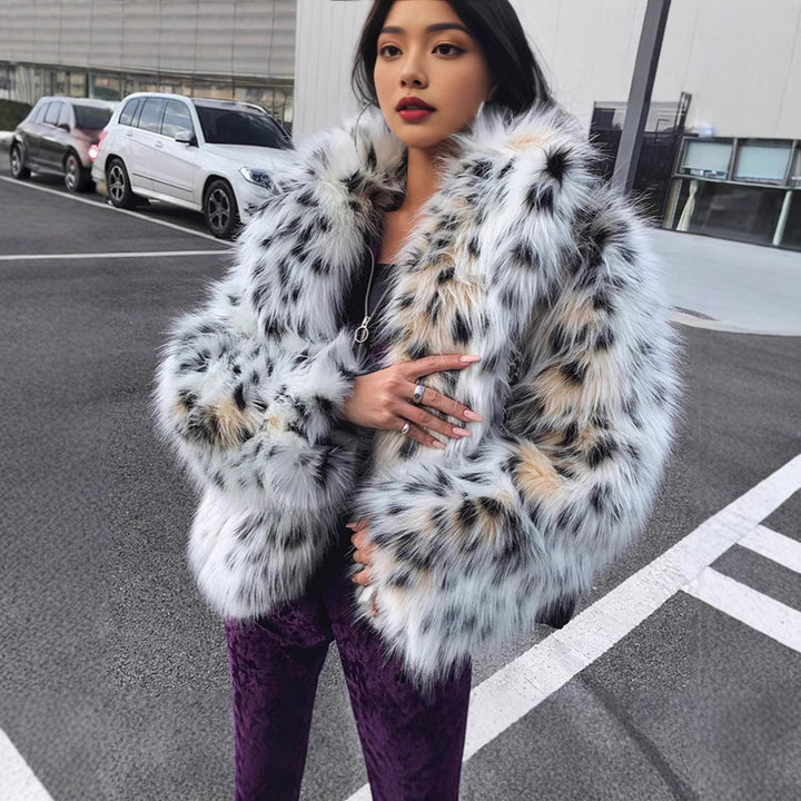Women Magnificent short fur coat with leopard pattern Lune London