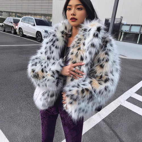 Women Magnificent short fur coat with leopard pattern Lune London