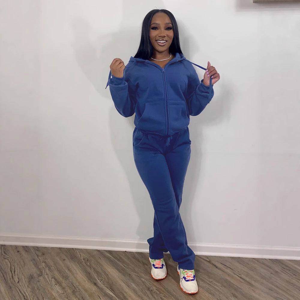 Women's leisure suit with modern zip-up design and flexible fit Chic & Stil