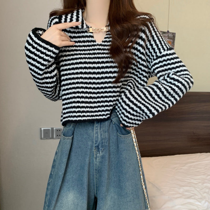 Casual women's sweater with V-neck and ribbed texture Lune London