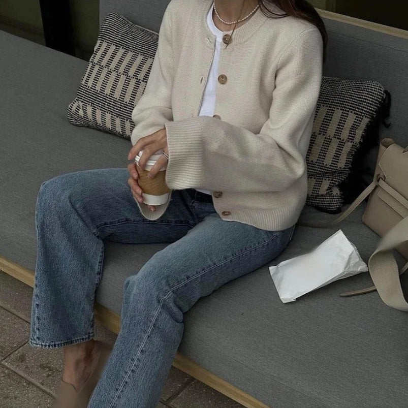 Women Elegant knitted cardigan with a loose fit and chic button details