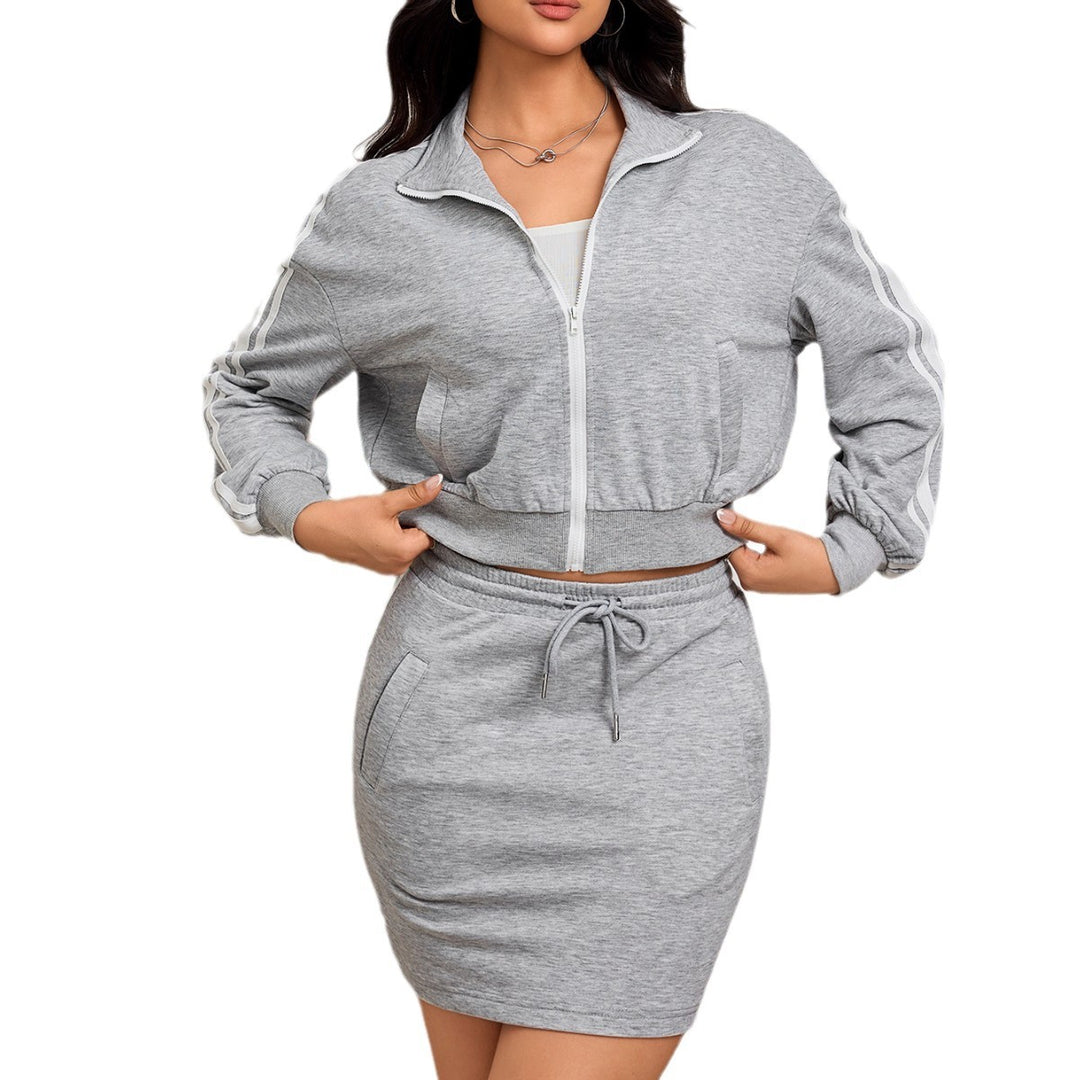 Ensemble de sport pour femme avec haut ajusté et mini jupe élégante Chic & Stil