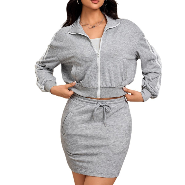 Ensemble de sport pour femme avec haut ajusté et mini jupe élégante Chic & Stil
