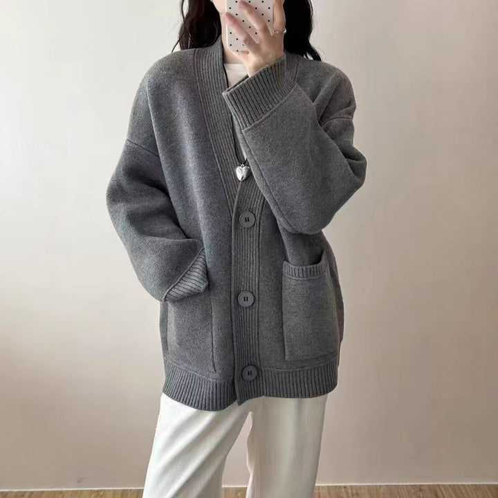 Cardigan pour femmes avec décolleté en V profond et poches pratiques Chic & Stil