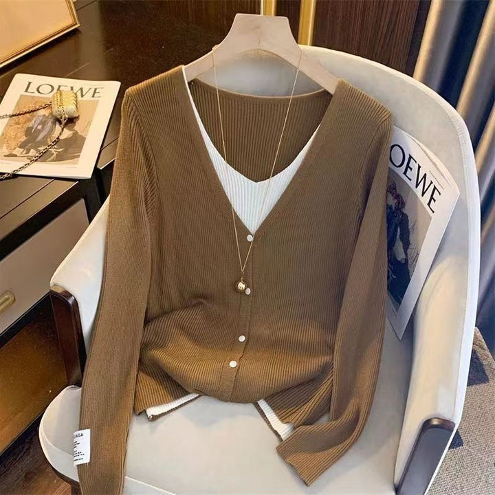 Cardigan élégant pour femmes avec col en V et détails de boutons fins Chic & Stil