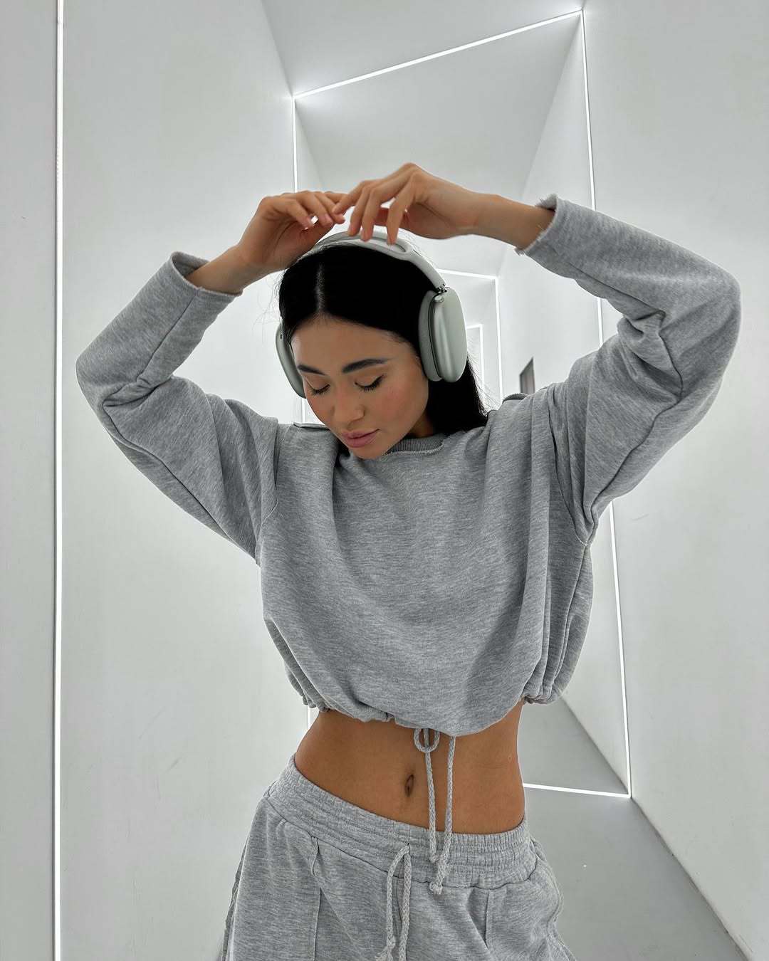 Casual women's crop top with elastic and ruffled sleeves Lune London