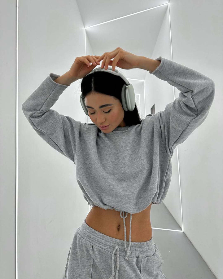 Casual women's crop top with elastic and ruffled sleeves Lune London