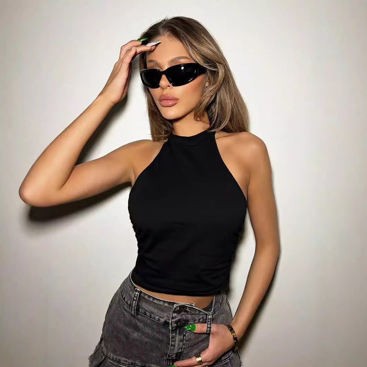 Top court pour femmes avec un design à col halter à la mode et une silhouette ajustée Chic & Stil