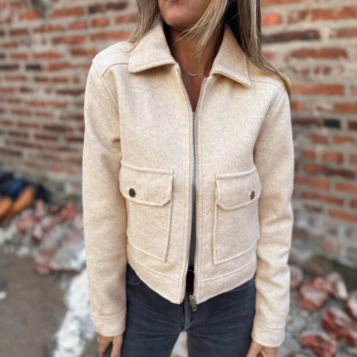 Veste féminine décontractée courte avec poches poitrine pratiques et fermeture éclair Chic & Stil