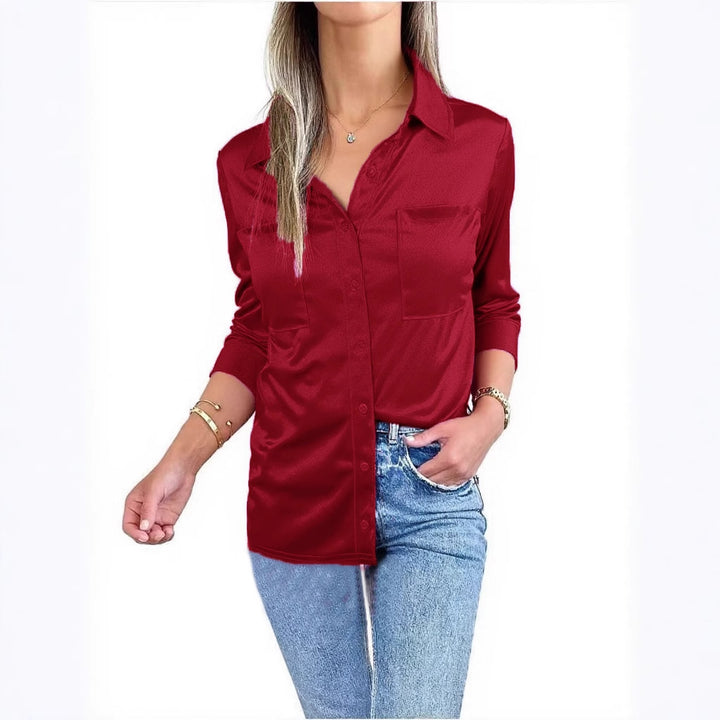 Blouse en satin élégante pour femme avec détails de boutons classiques et poche poitrine Chic & Stil