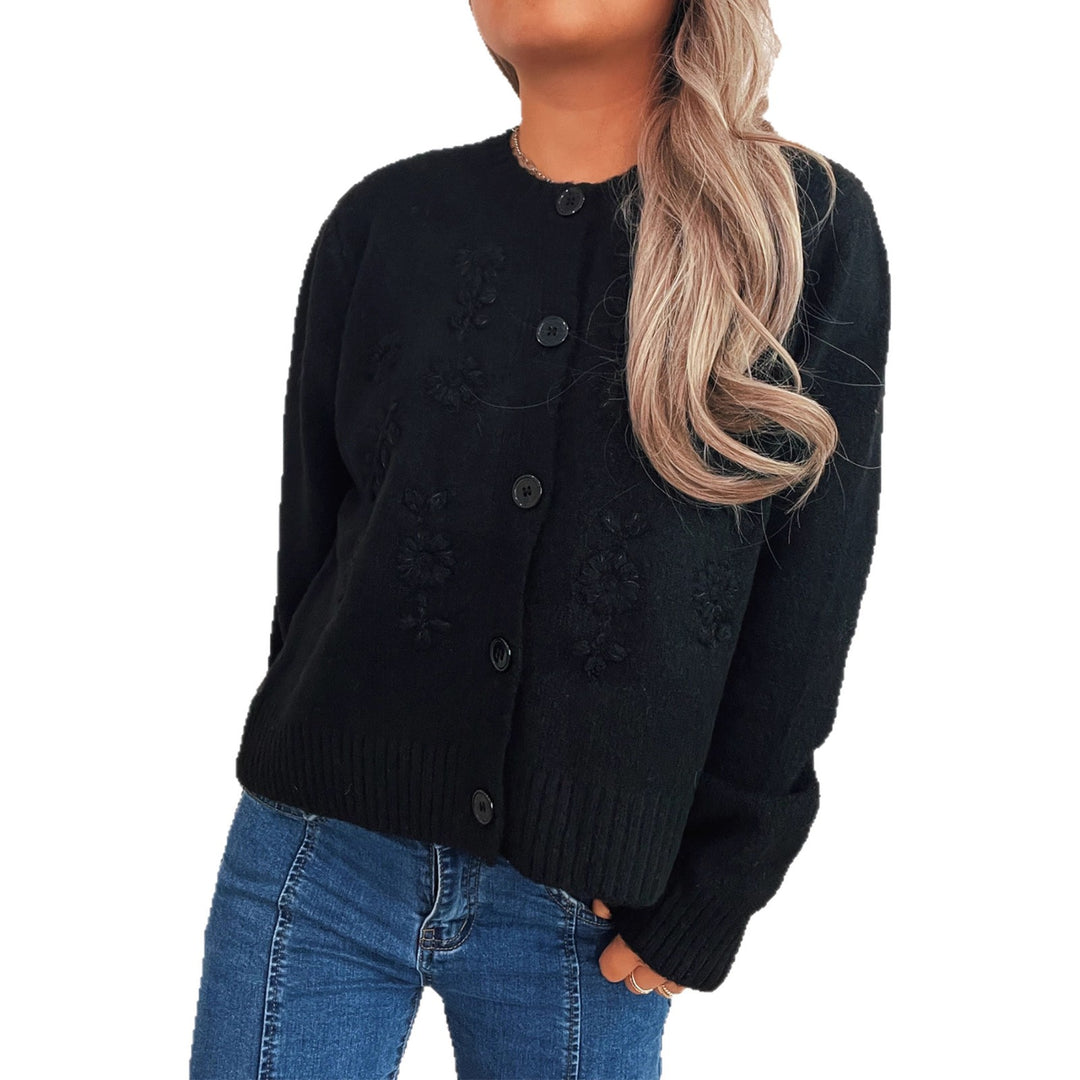 Cardigan en tricot ample pour femmes avec des appliques florales et des détails de boutons Chic & Stil