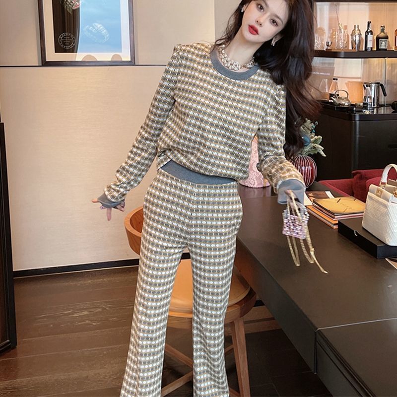 Ladies stylish comfortable lounge set with modern plaid pattern and loose fit Chic & Stil