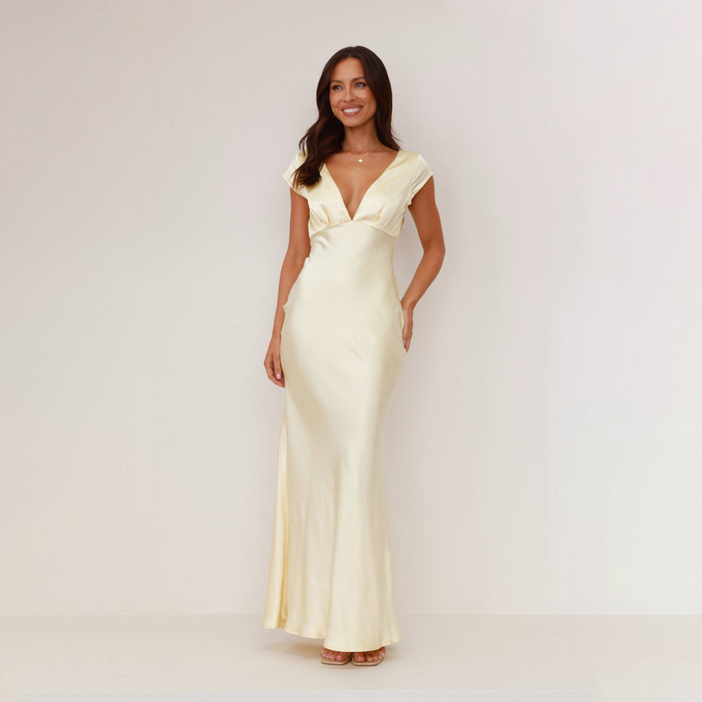 Elegant maxi dress for women with deep V-neckline and flowing satin fabric Chic & Stil
