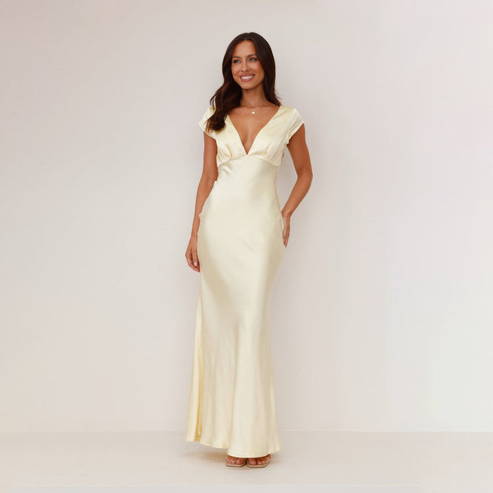 Elegant maxi dress for women with deep V-neckline and flowing satin fabric Chic & Stil