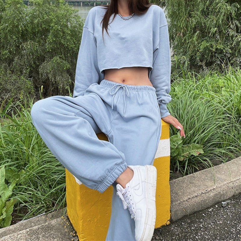 Ensemble de vêtements décontractés pour femmes avec sweat-shirt court et jogging confortable Chic & Stil
