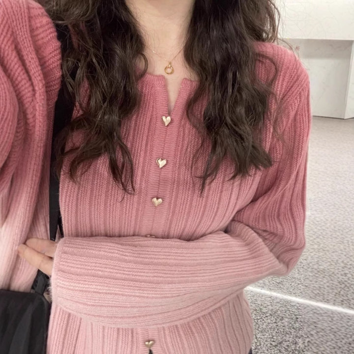 Pull en maille doux pour femmes avec détails en forme de cœur Chic & Stil