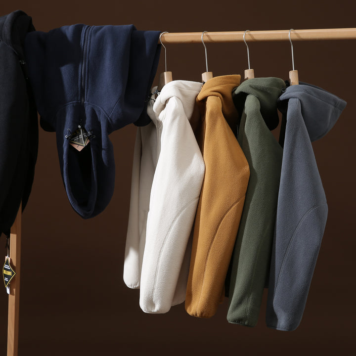 Veste en polaire pour femmes avec un design de capuche innovant et des poches pratiques Chic & Stil