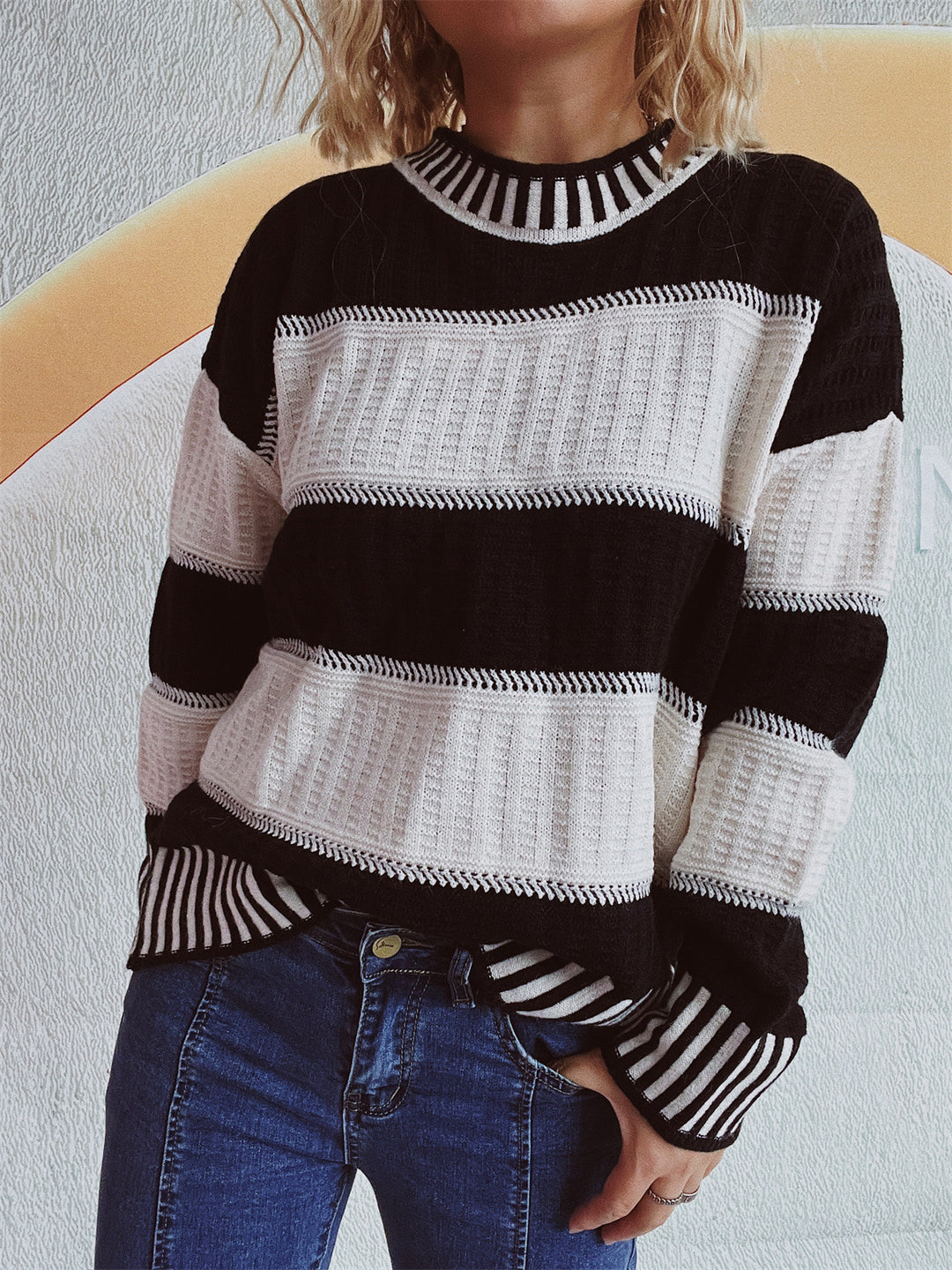 Pull en tricot élégant pour femmes avec un motif rayé unique et de hauts bords Chic & Stil