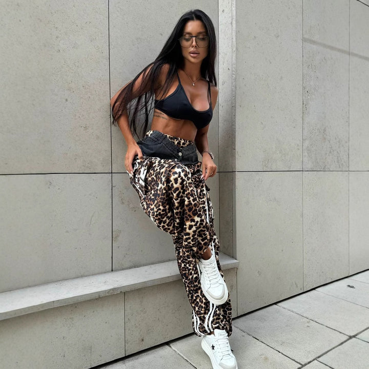 Casual women's pants with leopard print and side stripes Lune London