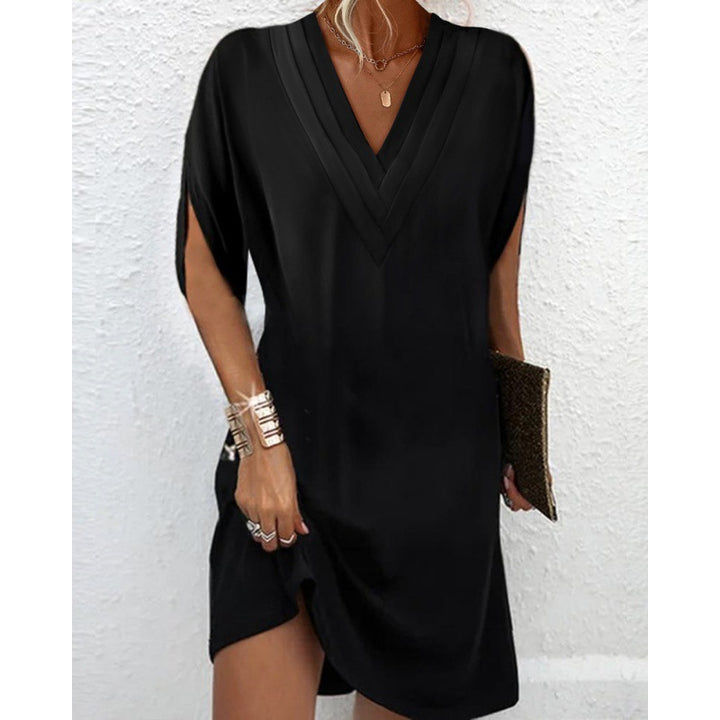 Elegant dress for women with V-neck, side slits and relaxed fit Lune London