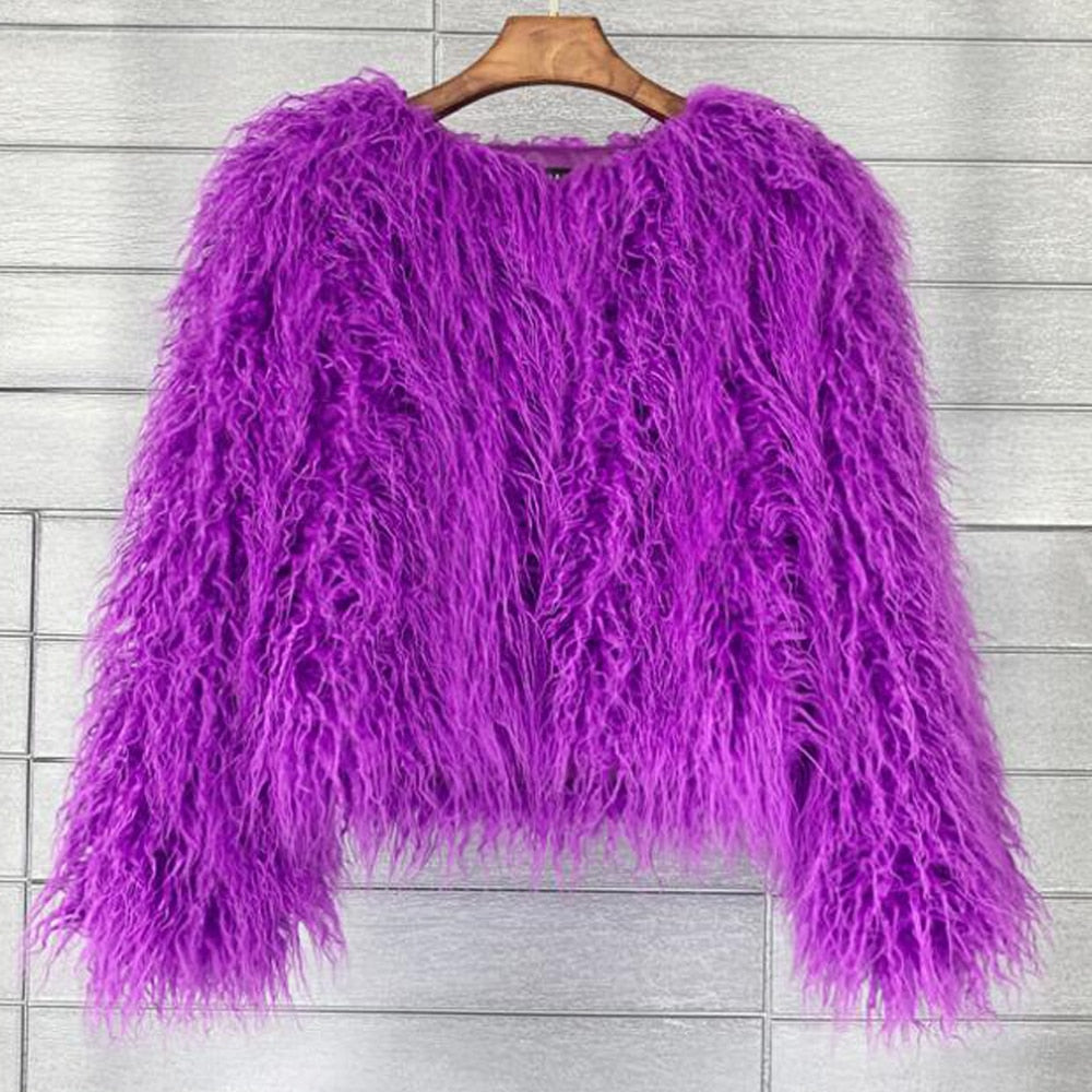 Ladies Plush Faux Fur Coat in Loose Fit and Voluminous Design Lune London
