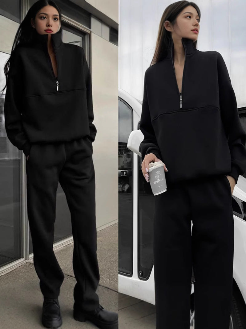 Women's sweatshirt and jogging pants set with modern stand-up collar Chic & Stil