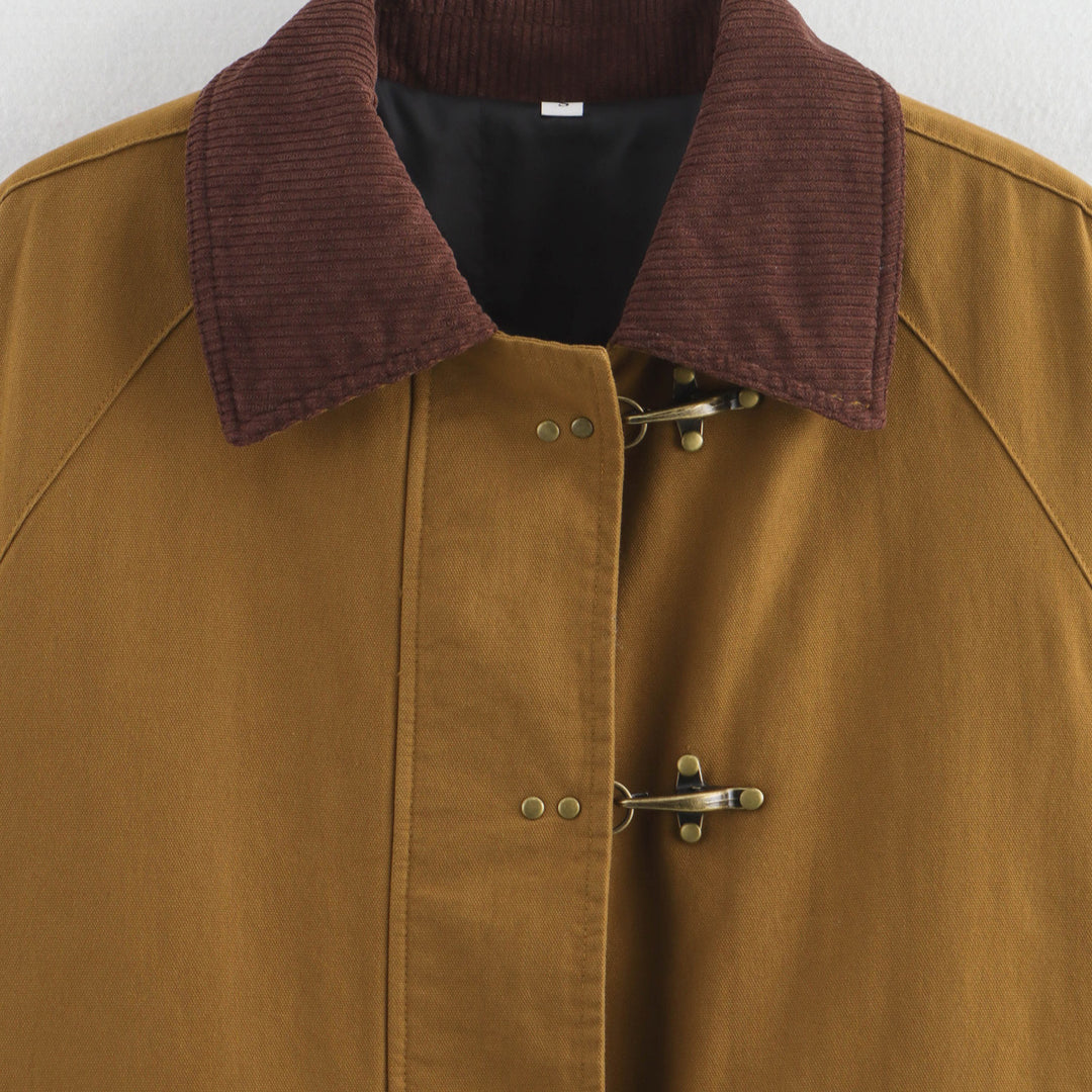 Veste utilitaire à la mode pour femmes avec poches à rabat et col carotte Chic & Stil