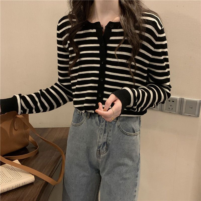 Pull en tricot à manches longues pour femmes avec fermeture à boutons Chic & Stil