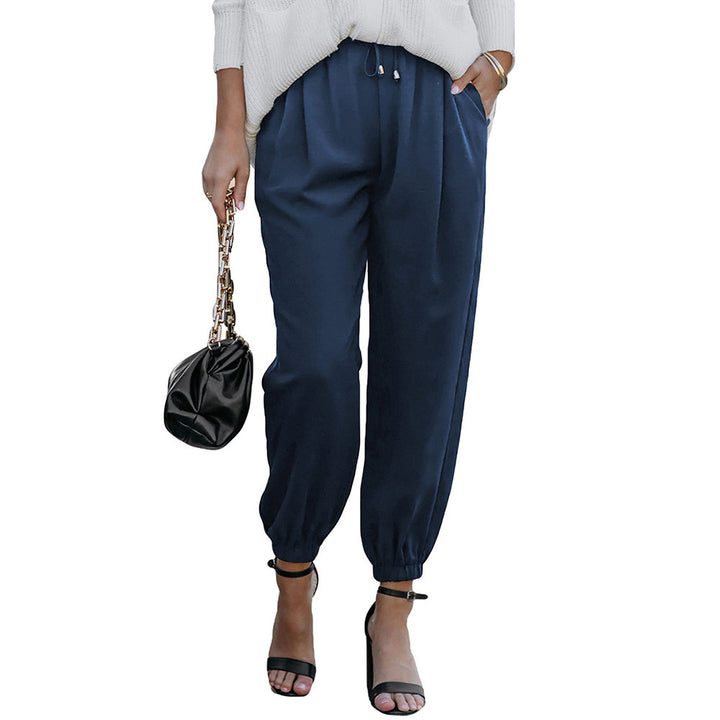 Lightweight jogging pants for ladies with an elastic waistband and practical pockets Lune London