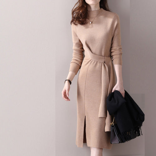 Robe enveloppante élégante pour femmes avec des détails en ribet et une fente sur le côté Chic & Stil