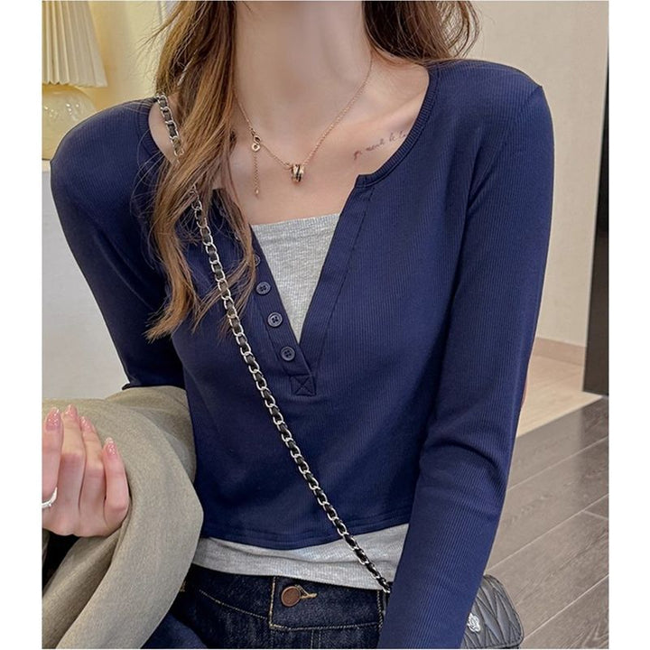 Ladies long-sleeved top with flattering button design Chic & Stil