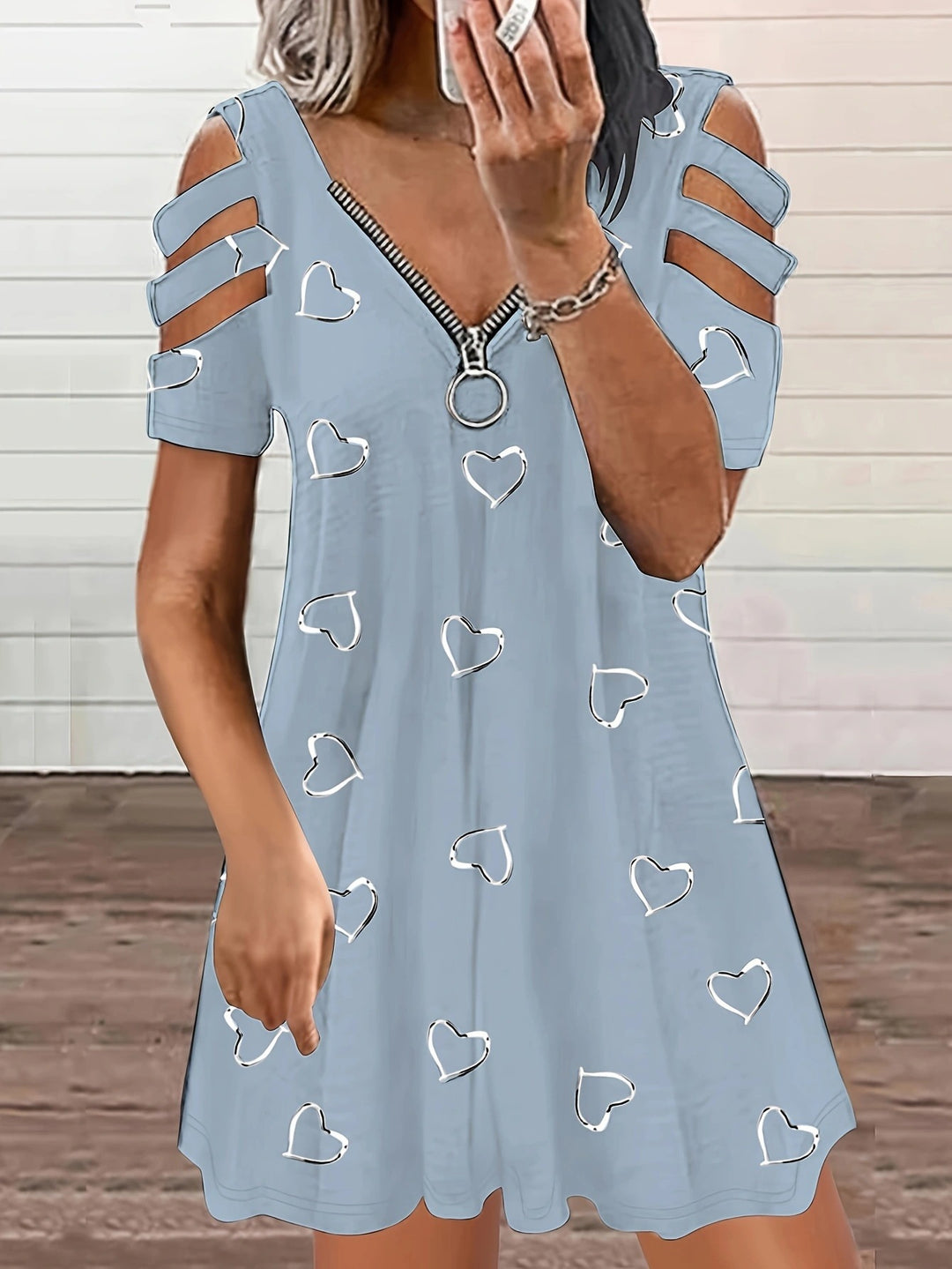 Leisure dress for women with cutout sleeves and a heart-shaped pattern Lune London