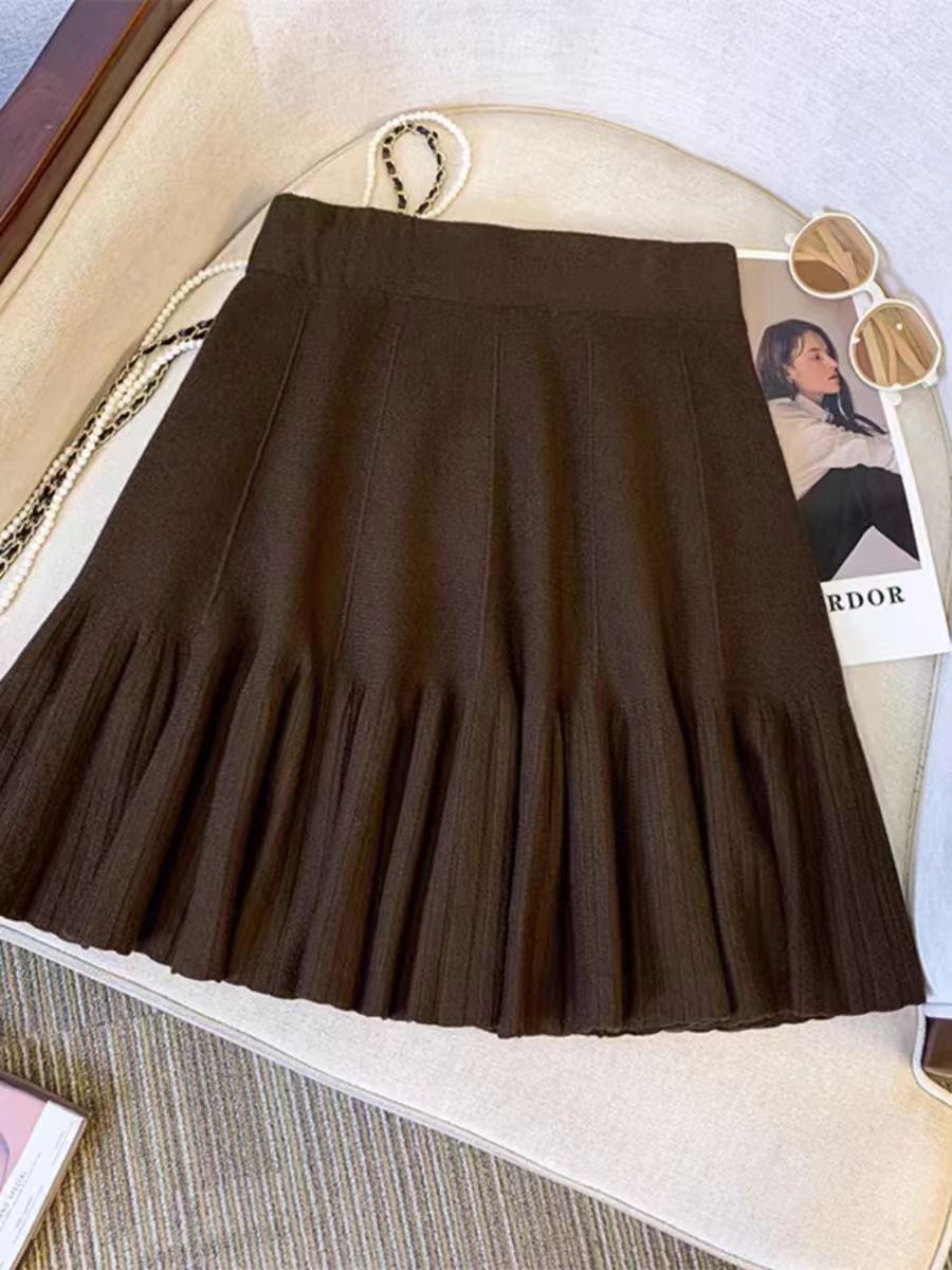 Pleated skirt for women with an elegant bell shape Lune London