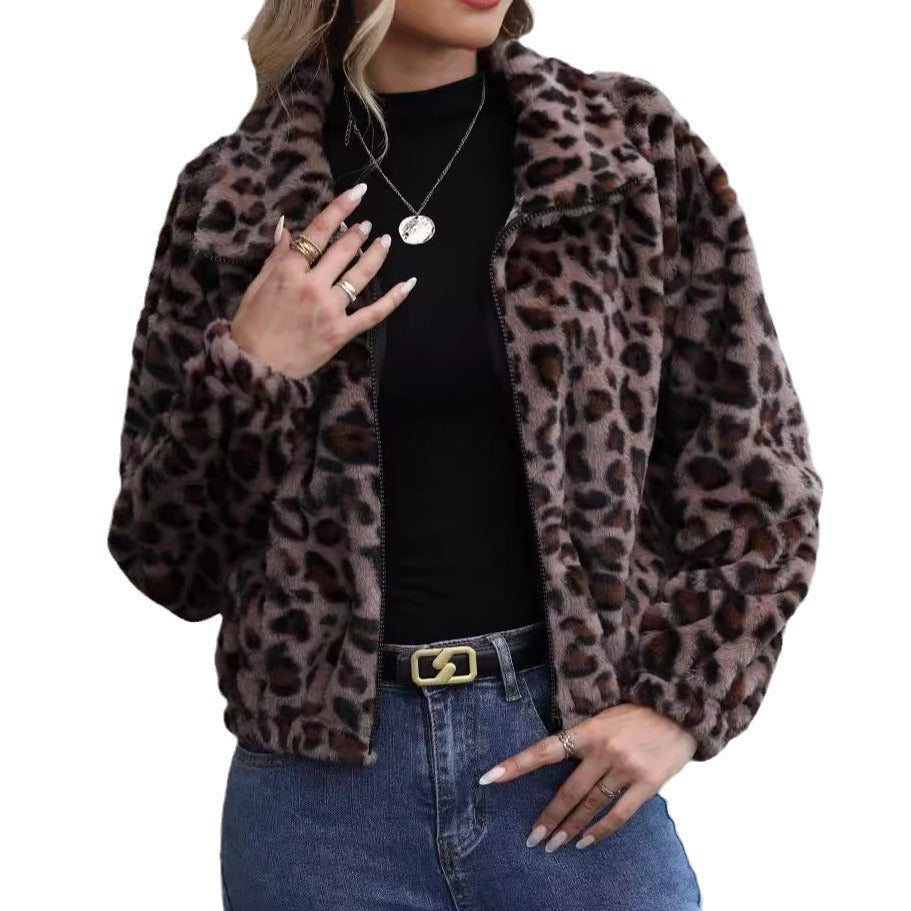 Comfortable fleece jacket for women with chic leopard pattern