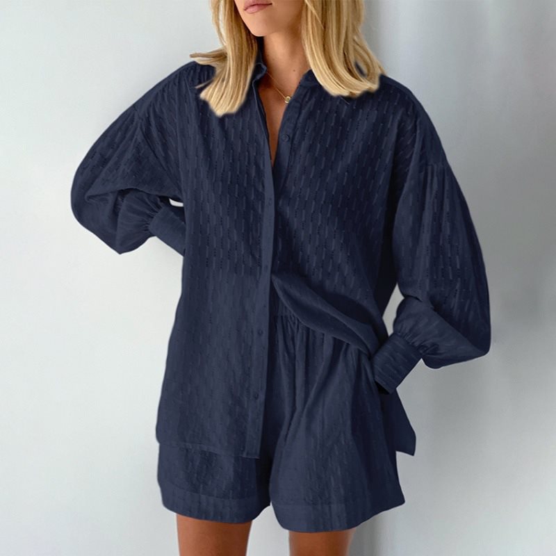 Oversized casual shirt for women with structure and chic and stylish short shorts