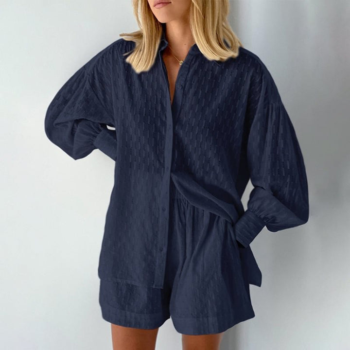 Oversized casual shirt for women with structure and chic and stylish short shorts