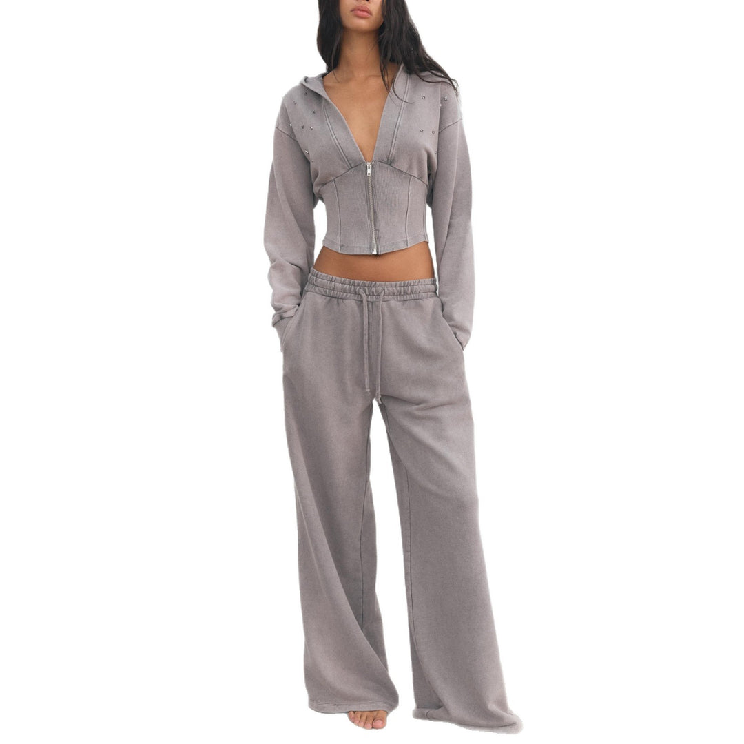 Trendy outfit for women with cropped hoodie and wide pants Lune London