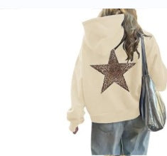 Women's hoodie with striking leopard star design Chic & Stil