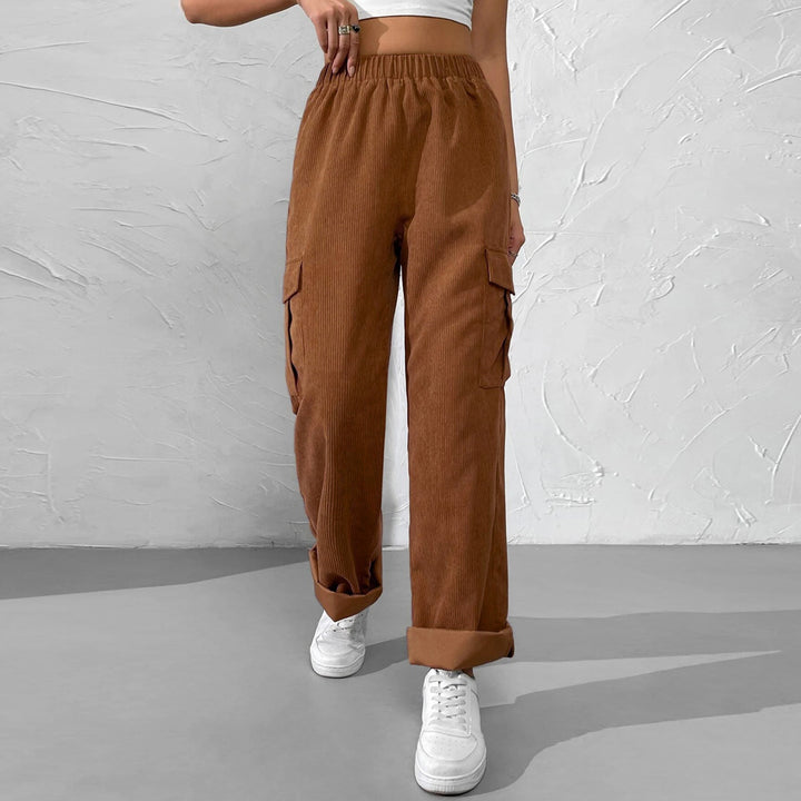 Pantalons cargo pour femmes en matériau velouté avec une taille élastique et des poches latérales pratiques Chic & Stil