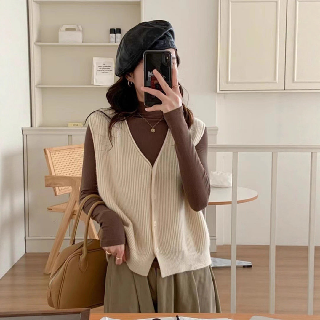 Knit vest for women with button placket and fine ribbed structure Lune London