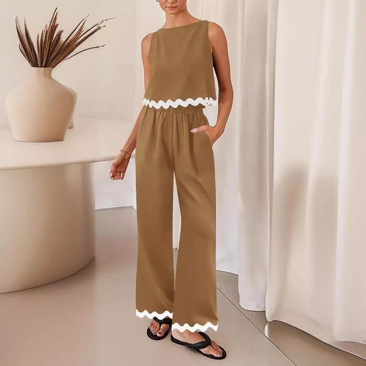 Women elegant lounge outfit with loose fit and decorative wavy finishes Chic und Stil