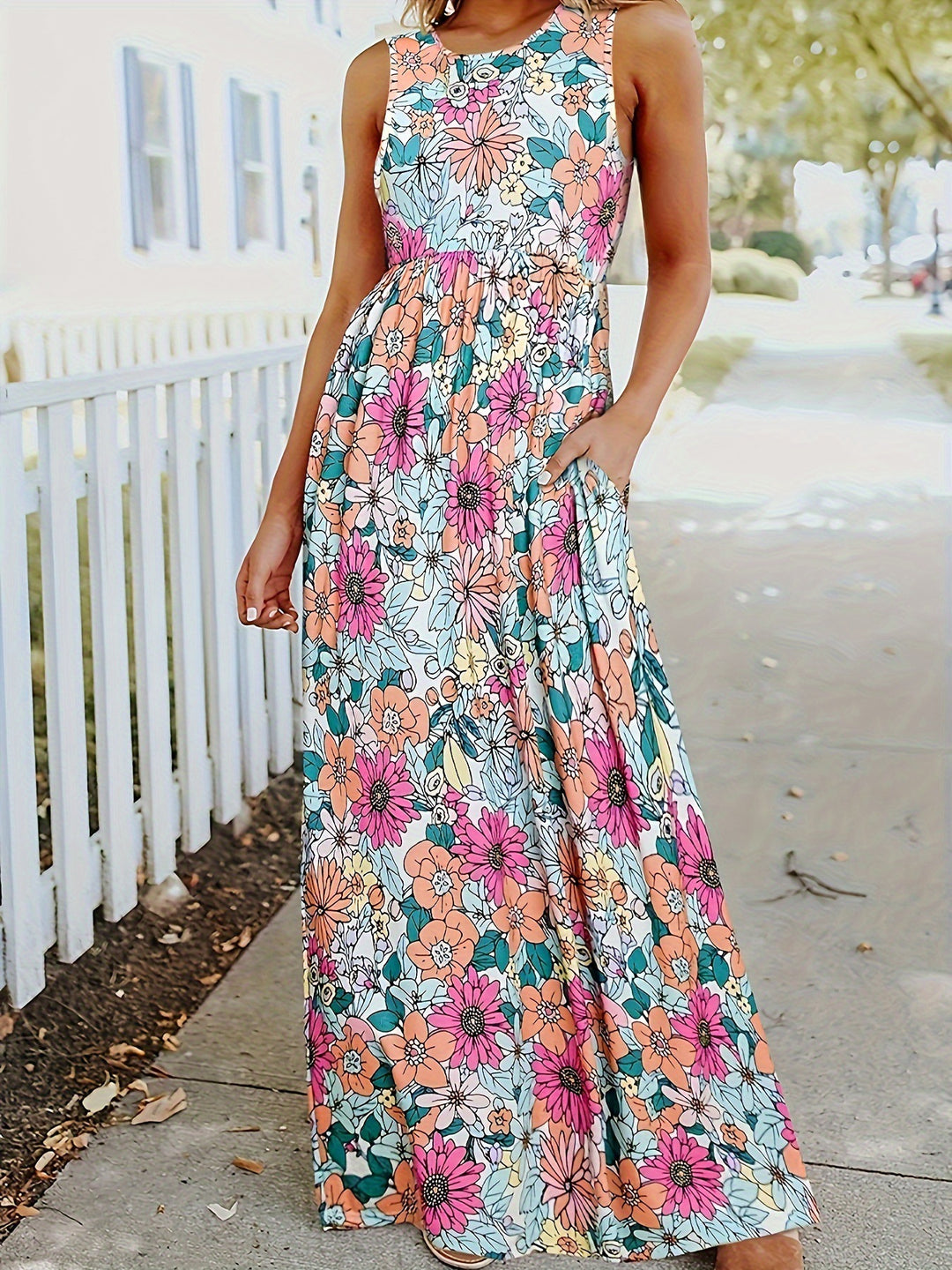 Women's maxi dress with floral pattern and practical pockets Lune London