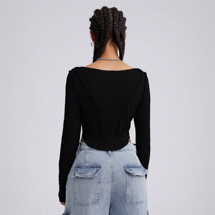 Body à manches longues pour femmes avec décolleté en V profond et détails découpés intricats Chic & Stil