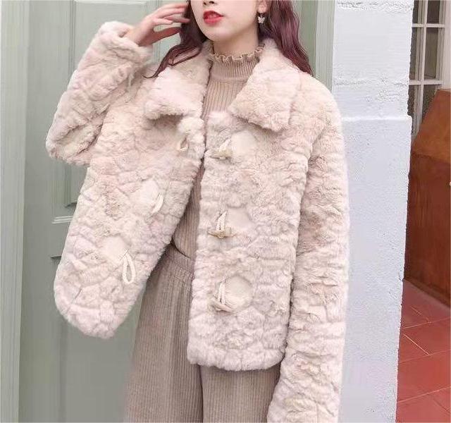 Veste élégante en fausse fourrure pour femmes avec col stylé et détails de boutons décoratifs Chic & Stil