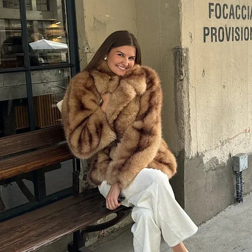 Femmes Veste en fausse fourrure luxueuse avec col large Chic & Stil